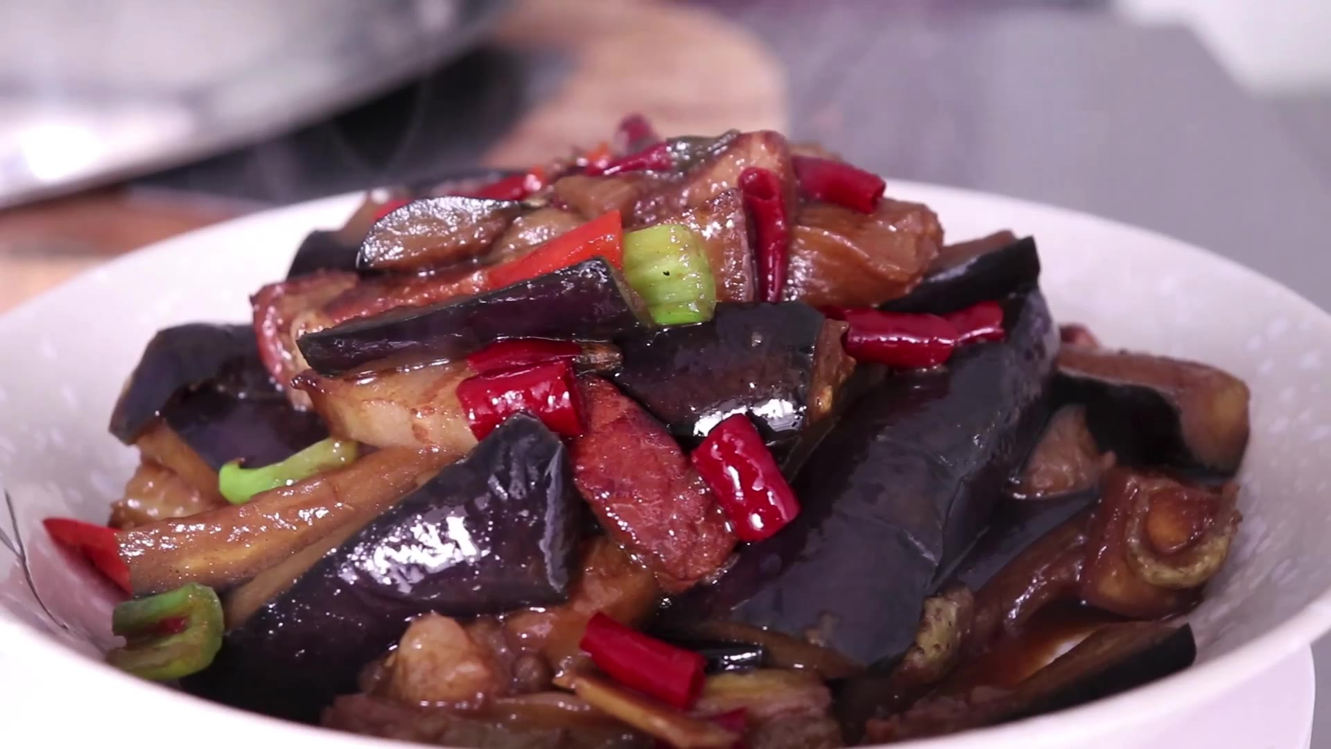 茄子搭配红烧肉真好吃,做法简单实用,清爽有味,不油腻